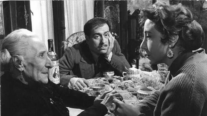 Fotograma de la película 'El pisito'.