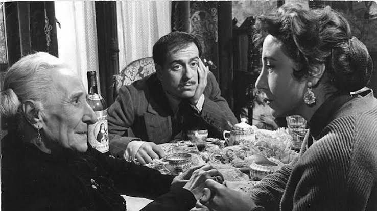 Fotograma de la película 'El pisito'.